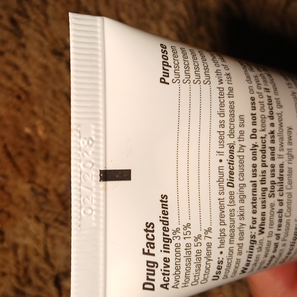 La Roche-Posay Anthelios Clear Skin Dry Touch Sunscreen SPF 60 - Picture 5 of 5